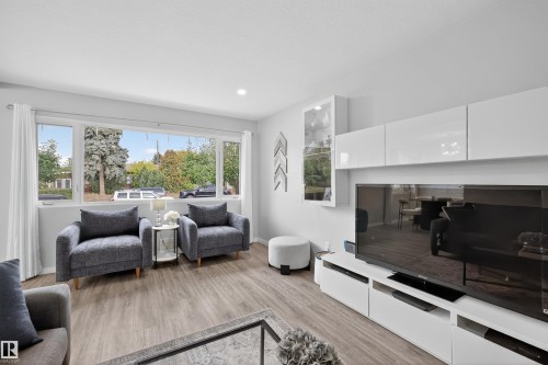 7719 71 Avenue, Edmonton, AB - Indoor Photo Showing Living Room