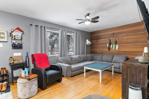 12131 141 Street, Edmonton, AB - Indoor Photo Showing Living Room