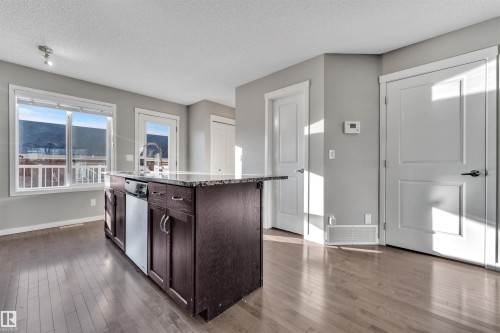 5239 20 Avenue, Edmonton, AB - Indoor Photo Showing Kitchen