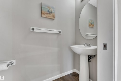 5239 20 Avenue, Edmonton, AB - Indoor Photo Showing Bathroom