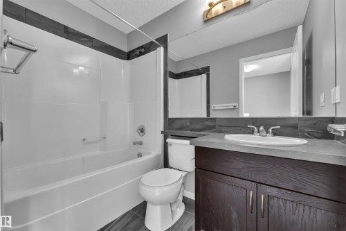 5239 20 Avenue, Edmonton, AB - Indoor Photo Showing Bathroom