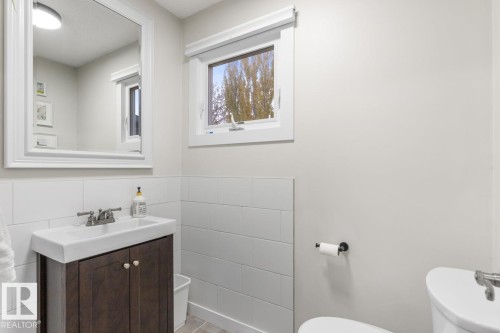 6815 11 Avenue, Edmonton, AB - Indoor Photo Showing Bathroom