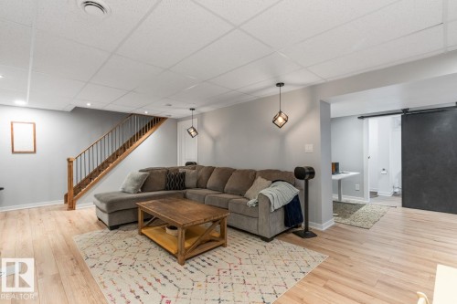 6815 11 Avenue, Edmonton, AB - Indoor