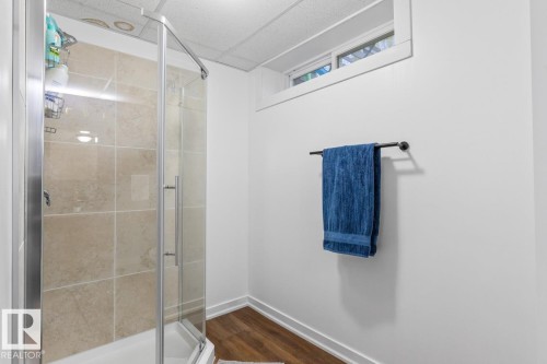 6815 11 Avenue, Edmonton, AB - Indoor Photo Showing Bathroom