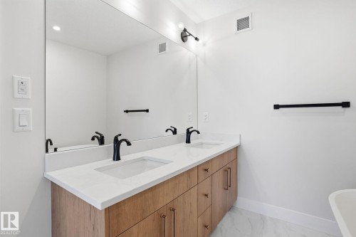 721 Astoria Way, Devon, AB - Indoor Photo Showing Bathroom