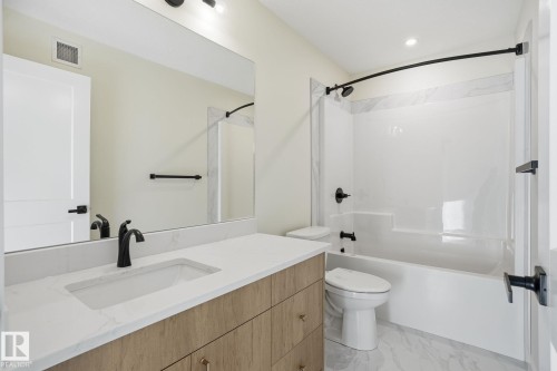 721 Astoria Way, Devon, AB - Indoor Photo Showing Bathroom