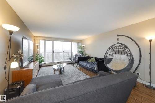 201 9908 114 Street, Edmonton, AB - Indoor Photo Showing Living Room