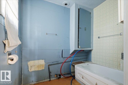 5313 52 Street, Thorsby, AB - Indoor Photo Showing Bathroom