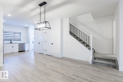 2929 Coughlan Green, Edmonton, AB - Indoor Photo Showing Other Room