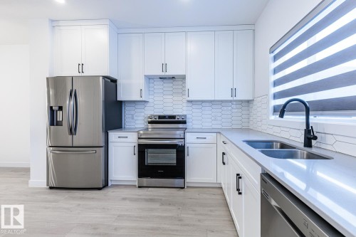 2929 Coughlan Green, Edmonton, AB - Indoor Photo Showing Kitchen With Stainless Steel Kitchen With Double Sink With Upgraded Kitchen