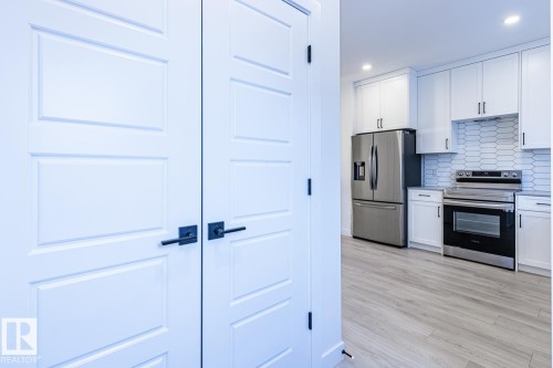 2929 Coughlan Green, Edmonton, AB - Indoor Photo Showing Kitchen