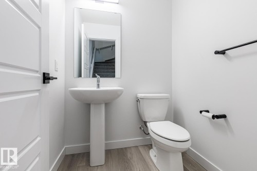 2929 Coughlan Green, Edmonton, AB - Indoor Photo Showing Bathroom