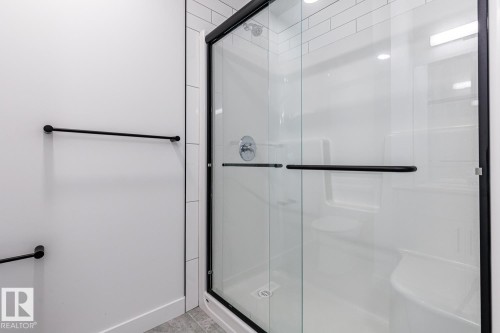 2929 Coughlan Green, Edmonton, AB - Indoor Photo Showing Bathroom