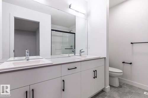2929 Coughlan Green, Edmonton, AB - Indoor Photo Showing Bathroom