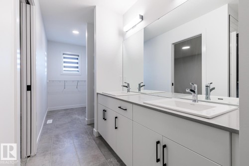2929 Coughlan Green, Edmonton, AB - Indoor Photo Showing Bathroom