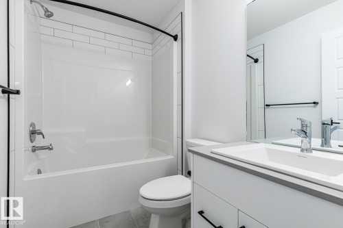 2929 Coughlan Green, Edmonton, AB - Indoor Photo Showing Bathroom