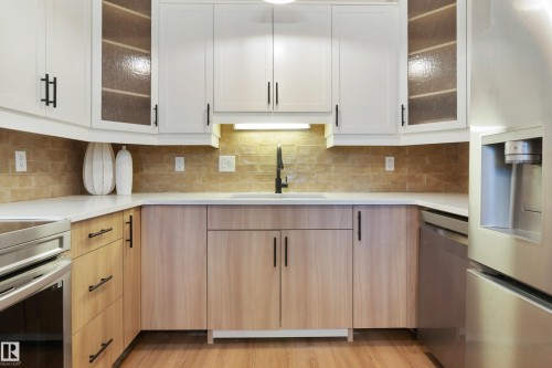 32 Woodcrest Avenue, St. Albert, AB - Indoor Photo Showing Kitchen With Upgraded Kitchen