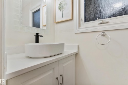 32 Woodcrest Avenue, St. Albert, AB - Indoor Photo Showing Bathroom