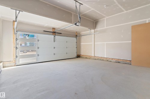 1084 Cristall Crescent, Edmonton, AB - Indoor Photo Showing Garage