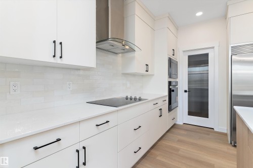 1084 Cristall Crescent, Edmonton, AB - Indoor Photo Showing Kitchen With Upgraded Kitchen
