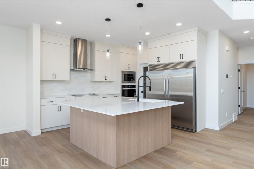 1084 Cristall Crescent, Edmonton, AB - Indoor Photo Showing Kitchen With Upgraded Kitchen