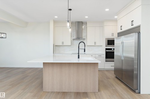 1084 Cristall Crescent, Edmonton, AB - Indoor Photo Showing Kitchen With Upgraded Kitchen