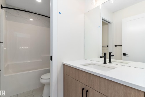 1084 Cristall Crescent, Edmonton, AB - Indoor Photo Showing Bathroom