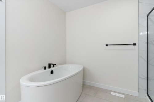 1084 Cristall Crescent, Edmonton, AB - Indoor Photo Showing Bathroom
