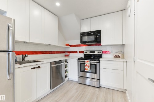 63 Dalquist Bay, Leduc, AB - Indoor Photo Showing Kitchen
