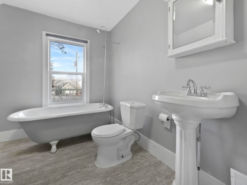 4315 52 Street, Wetaskiwin, AB - Indoor Photo Showing Bathroom