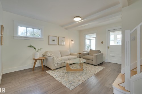 11227 69 Street, Edmonton, AB - Indoor Photo Showing Living Room