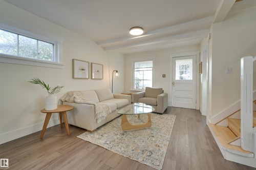 11227 69 Street, Edmonton, AB - Indoor Photo Showing Living Room