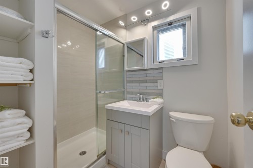 11227 69 Street, Edmonton, AB - Indoor Photo Showing Bathroom