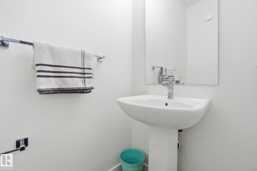 22529 99A Avenue, Edmonton, AB - Indoor Photo Showing Bathroom