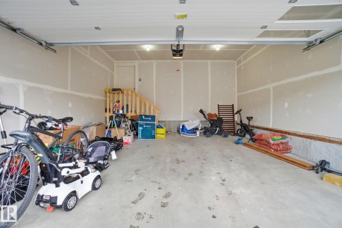 22529 99A Avenue, Edmonton, AB - Indoor Photo Showing Garage