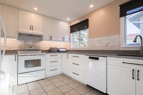 4211 30 Avenue, Edmonton, AB - Indoor Photo Showing Kitchen