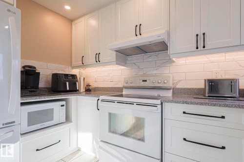 4211 30 Avenue, Edmonton, AB - Indoor Photo Showing Kitchen