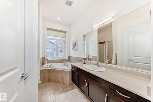 6107 Maynard Crescent, Edmonton, AB - Indoor Photo Showing Bathroom