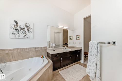 6107 Maynard Crescent, Edmonton, AB - Indoor Photo Showing Bathroom