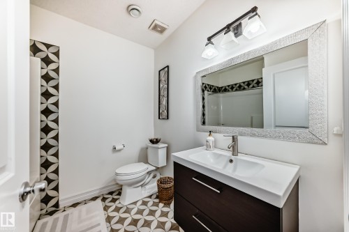 6107 Maynard Crescent, Edmonton, AB - Indoor Photo Showing Bathroom
