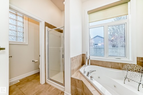 6107 Maynard Crescent, Edmonton, AB - Indoor Photo Showing Bathroom