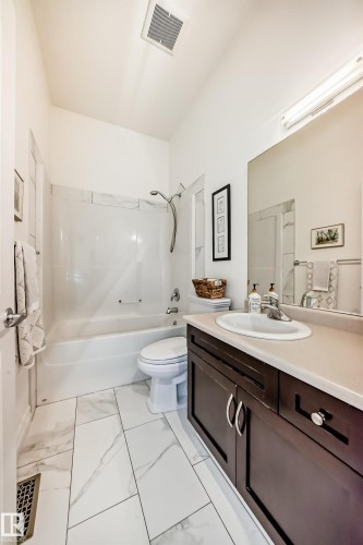 6107 Maynard Crescent, Edmonton, AB - Indoor Photo Showing Bathroom