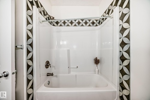 6107 Maynard Crescent, Edmonton, AB - Indoor Photo Showing Bathroom