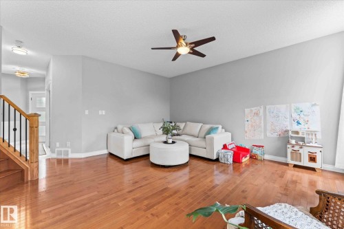 26 Linkside Way, Spruce Grove, AB - Indoor Photo Showing Living Room