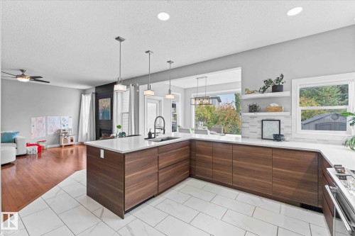 26 Linkside Way, Spruce Grove, AB - Indoor Photo Showing Kitchen