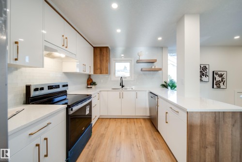 5394 38A Avenue, Edmonton, AB - Indoor Photo Showing Kitchen With Upgraded Kitchen