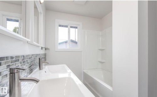 6511 95 Avenue, Edmonton, AB - Indoor Photo Showing Bathroom