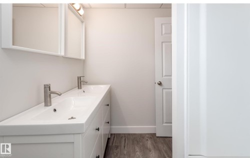 6511 95 Avenue, Edmonton, AB - Indoor Photo Showing Bathroom