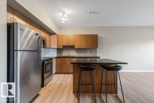 114 10518 113 Street, Edmonton, AB - Indoor Photo Showing Kitchen