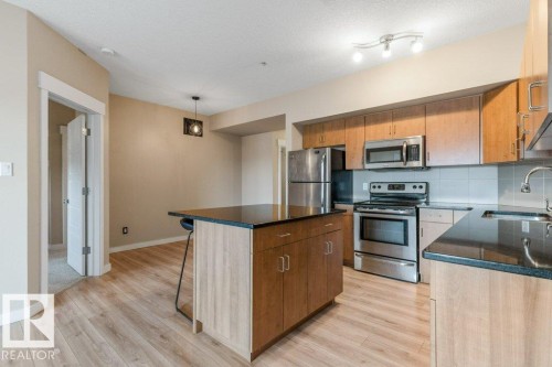 114 10518 113 Street, Edmonton, AB - Indoor Photo Showing Kitchen